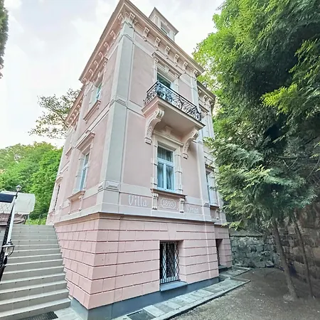 Rabbit's Loft - 2 Bedrooms, Theme Room, Free Parking 3* カルロヴィ・ヴァリ