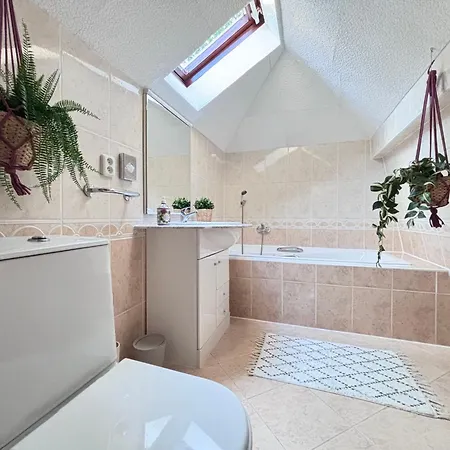Rabbit's Loft - 2 Bedrooms, Theme Room, Free Parking Ξενοδοχείο με διαμερίσματα *