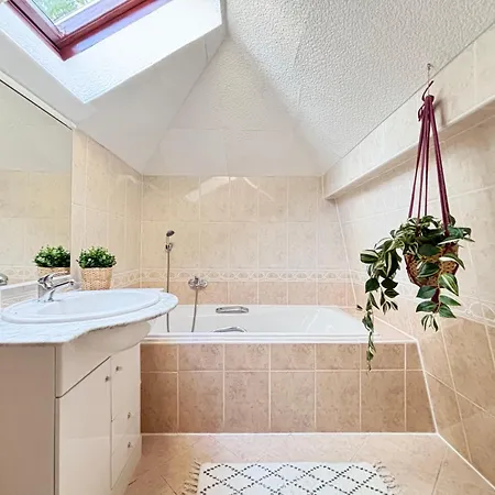 Aparthotel Rabbit's Loft - 2 Bedrooms, Theme Room, Free Parking *
