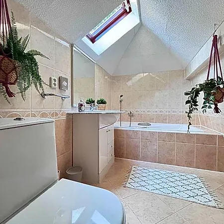 Rabbit's Loft - 2 Bedrooms, Theme Room, Free Parking 3*