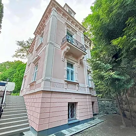 Rabbit's Loft - 2 Bedrooms, Theme Room, Free Parking